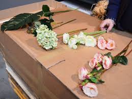 Fournitures attacher les fleurs à une ampoule de guirlande. Apprenez A Creer Un Bouquet De Fleurs Artificielles