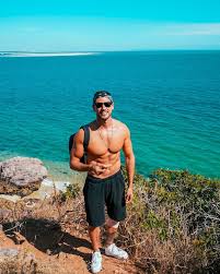 Ângelo rodrigues, de 30 anos de idade, foi entrevistado, por um amigo através de um instadirect no instagram de tiago paiva. Um Ano Apos Ficar Entre A Vida E A Morte Ator Portugues Admite Erro Por Estetica Vogue Celebridade