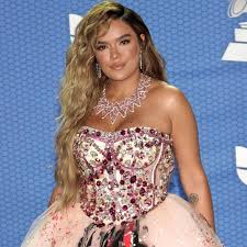 As heir to the throne, royce shines on his debut album, which is jampacked with hits such as stand by me, corazon sin cara, tu y yo, and tu hombre soy yo. Fotos De Todos Los Looks De Los Latin Grammys 2020 E Online Latino Ve