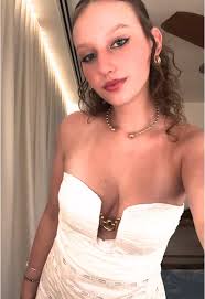 Caroline Alvarez (@li.alvarezz)