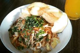 Ada rasa yang khas dari bubur ayam cianjur ini, yaitu pepes bawang plus jeroan serta kroket yang dipotong potong dan ditabur diatasnya. Malang Merdeka Com Mau Sarapan Enak Mampir Di Bubur Ayam Endri Sawojajar Yuk