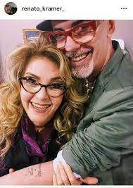 Renato Kramer, A lembrança que tenho do nosso último encontro, é você se  levantando da plateia do musical que fiz, para me mostrar sorrindo a  camiseta que vestia com a minha imagem