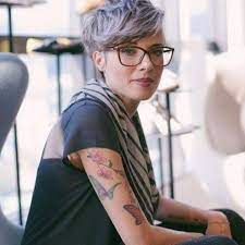 Kurzhaarfrisuren Fur Frauen Mit Brille Frisuren Trendfrisuren2019 Frisurideen Neuefrisur St Haare Grau Farben Kurzhaarfrisuren Damen Grau Kurzhaarfrisuren