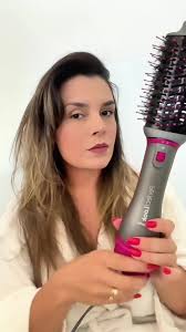 Testando a esxova secadora Essa escova perfecty 4 em 1 Ela acompanha 1  escova oval 1 baby liss 1 ondulador 1 base secadora Ela esquenta muito ,  usei na temperatura media e finalizou muito bem meu ...