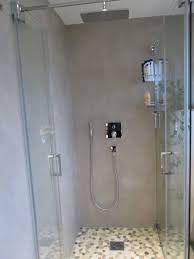 Schone Duschkabine Mit Allem Drum Und Dran Durchsichtige Turen Riesiger Duschkopf An Der Decke Und Tolle Steinoptik Am Bod Duschkopf Dusche Fugenlose Dusche