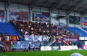 Tym razem jednak gliwiczan czeka zdecydowanie trudniejsze zadanie. Slaby Mecz W Gliwicach Bezbramkowy Remis Piasta Z Pogonia Kibice Net