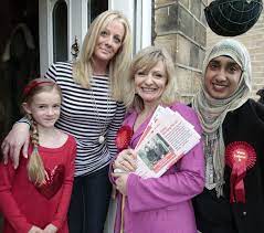 Voordat hij de politiek inging, was brabin een actrice en televisieschrijver, die in verschillende britse soapseries verscheen. Emmerdale Star Tracy Brabin Tipped To Stand For Jo Cox S Constituency Batley Spen Yorkshirelive