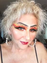 Brand new golden highlight with gift tag, lip liner, sm. 4 color pallet,  4set brushes, and awesome unique pop up castle and 16 color pallet