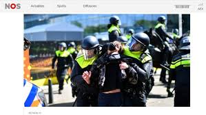 Proteste per poliziotte in abiti osè. Proteste Contro Il Lockdown 80 Arresti In Olanda Non Hanno Rispettato Le Distanze