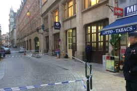L'agression au couteau perpétrée vendredi soir dans le centre de bruxelles contre deux militaires est considérée comme une «attaque terroriste», a indiqué le l'assaillant a «crié deux fois allah akbar» (dieu est le plus grand en arabe) lors de son attaque au couteau, visant deux militaires, dont l'un a. Une Attaque Au Couteau Visant Des Policiers A Bruxelles Belgique Levif