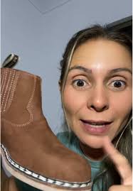 Botina Rodrigo Couro Fóssil Havana Bordado Florão Bege Solado Madeira