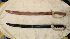 Selain sebagai alat pertahanan diri, golok yang merupakan senjata tradisional betawi ini juga berfungsi sebagai perkakas yang berguna untuk rotan adalah jenis senjata tradisional betawi yang digunakan pada permainan seni ketangasan ujungan, termasuk kategori senjata alat pemukul. Kraf Tradisional Alat Pertahanan Diri Contoh Kraf Tradisional Alat Pertahanan Diri