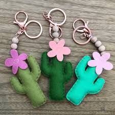 Crea Tu Propio Llavero Hecho En Casa Kena En 2020 Llavero Sentido Regalos De Fieltro Llaveros Manualidades