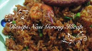 Saya lihat sih nasinya biasa, semua bahan pendukung biasa juga, yang beda dengan resep nasi goreng rumahan hanya di minyak ikan katanya sih minyak goreng biasa. Resepi Nasi Goreng Biasa Pedas