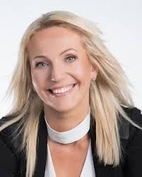 BEAUTIFULLY RENOVATED DUAL LIVING WITH 3 BAY POWERED SHED ON A PRIVATE  QUARTER ACRE ONLY 5 MINS TO M1!