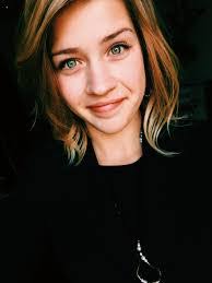 Sarah Hyer's Instagram, Twitter & Facebook