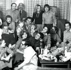 Novosele V Kvartire Vladimira Vysockogo Na Maloj Gruzinskoj 1975g Na Foto 1 Vladimir Vysockij 2 Marin Afghanistan Independence Day History Afghanistan