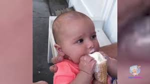 Niños comiendo solos