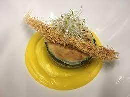 Ho trovato la ricetta in uno dei libri di benedetta parodi e da allora la preparo spesso, in famiglia piace proprio a tutti! Tortino Di Spinaci In Pasta Sfoglia Su Salsa Allo Zafferano Picture Of Ristorante Il Ducale Bergamo Tripadvisor