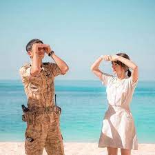 Descendants Of The Sun Pretty Photo Of Song Joong Ki And Song Hye Kyo On The Beach Song Hye Kyo Song Joong Ki Joong Ki