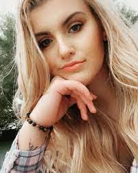 Taryn Pollock's Instagram, Twitter & Facebook