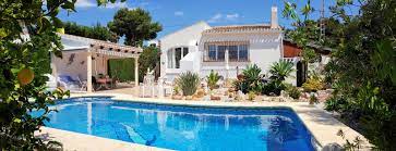 This charming and tastefully decorated villa is situated in a wooded residential area, near the beach, the boulevard, shops and other facilities. Ferienhaus Javea Fur 4 Personen Spanien Ferien Javea Costa Nova Ferienhaus Mieten Casa Rida