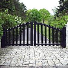 Transitional Style Driveway Gate With A Sleek Black Finish And Contrasting White Brick Pillars D Entrance Gates Design House Gate Design Wooden Gates Driveway