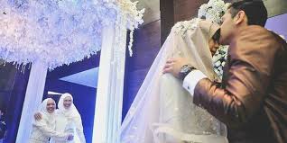 Oki setiana dewi hanya melohok melihat temannya pergi. Mewahnya Gaun Pernikahan Adik Oki Setiana Dewi Dream Co Id