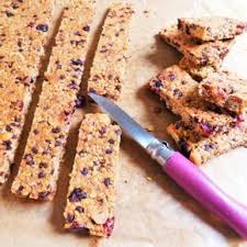 Des Barres Energetiques Et Gourmandes Parfaites Pour Les Petits Dejeuners Presses Et Les Gouters Spo Barre De Cereales Recettes Crues Barre De Cereales Maison