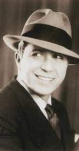 Carlos gardel fue un pionero, un mago con estilo único por sus películas, canciones e interpretaciones. Carlos Gardel Imdb