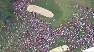 Look The Crowd Swarming Tiger Woods On 18 At The Tour Championship Was Absolutely Insane Cbssports Com