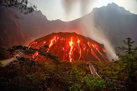 Kubah lava dapat anda lihat dari gardu. Wisata Gunung Kelud Di Kediri Jawa Timur