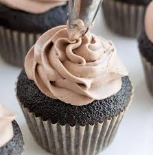 La panna montata è utilissima come base per tantissime ricette, come ingrediente in torte fredde, come copertura e decorazione di tanti dolci ed è indispensabile in cucina ma bisogna sapere un paio di trucchetti se volete sempre. La Panna Montata Al Cacao Con La Ricetta Golosa Gustoblog
