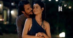 26 şubat 1984 yılında ankarada dünyaya gelen beren saat, babası hüseyin avni ve emekli öğretmen olan ayla saat'in kızıdır. Beren Saat Kimdir Beren Saat Hayati Ve Biyografisi