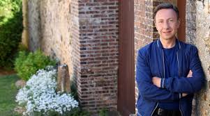 Partager la publication quels sont les plus beaux villages médiévaux de france ?. Stephane Bern Le Village Prefere Des Francais Reste L Emission Que Je Prefere