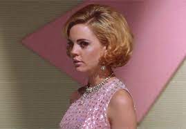 Mulholland drive (stilizzato come mulholland dr.) è un film del 2001 scritto e diretto da david lynch ed interpretato da naomi watts, laura harring, justin theroux, ann miller e robert forster. Why Hey Pretty Girl Time To Wake Up Mulholland