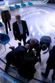 Оппонентов долго не могли разнять. 0w01gvva8m7uom