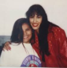 Selena quintanilla was tragically murdered by. Selena Fans Show Off Their Photos Of Themselves With The Queen Of Tejano