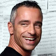 Eros ramazzotti widmet sich nicht nur der musik, sondern ist auch ein begeisterter fußballspieler. Eros Ramazzotti Fan Lexikon