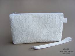 Braut Clutch Mit Spitzenstoff Schlicht Brauttasche Aus Satin Etsy In 2020 Clutch Tissue Facial Tissue