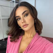 Dok je Alveš u zatvoru, njegova bivša supruga ljubi drugu ženu u usta