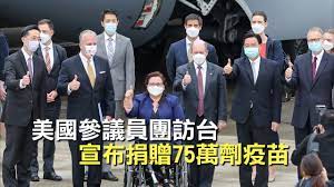 美國聯邦參議員達克沃絲（ladda tammy duckworth）（輪椅者）、聯邦參議員暨參議院軍事委員會成員蘇利文（daniel scott sullivan）（前左2）、聯邦參議員暨參議院外交委員會成員昆斯（christopher andrew coons）（. 11lpmhba2tmz M