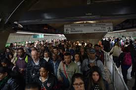 Pessoas a entrar no metro; Sp Entenda Como Fica O Metro Apos Confirmacao De Greve Nesta Terca 28