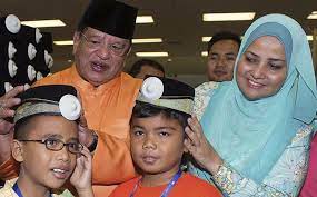Enny dipersunting pria kaya tersebut pada 13 juni 1989. Tak Ramai Yang Tahu Artis Indonesia Ini Isteri Kepada Menteri Malaysia