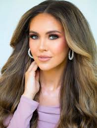 🌟 Meet Me Monday 🌟 Hola, Amigos! 👋 Meet Diana Borg, a bilingual  (Spanish-speaking) Realtor in NC & SC, bringing her business career  expertise to The Knox Group. 🏡🔑 As a dedicated