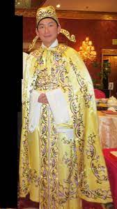 artist peter suk sin chan 畫家陳叔善 chinese cantonese opera clothing is taugh to wear heavy thick hot peter suk sin chan clothes how to wear opera