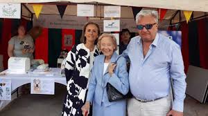 Ce mois est plutôt célébré aux états. Le Prince Laurent Et La Princesse Claire Au Stand De La Fondation Dans Le Parc Royal