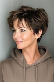 27 Gorgeous Pixie Hairstyles for Women Over 50 in 2025
