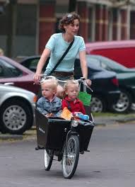 Love Royalty In Holland Typically Dutch Princess Marilene Wife Of Prince Maurits Is Like Any Other Amsterdam Mom Biking On The Bakfiet Niederlande Fahrrad Fahren Und Holland