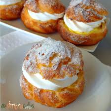 Choux A La Creme Simplă Fără Alte Ornamente Doar Pudrată Cu Zahăr Această Prăjitură E Pe Cat De Gustoasă Pe Atat De Desserts Cake Recipes Dessert Recipes
